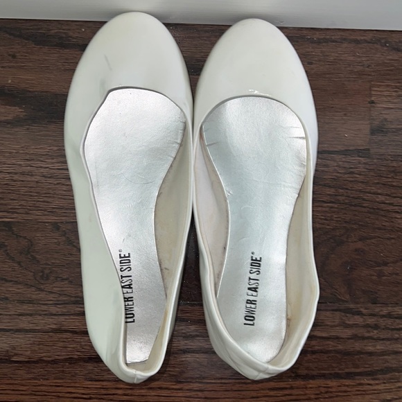White Flats - Picture 1 of 2
